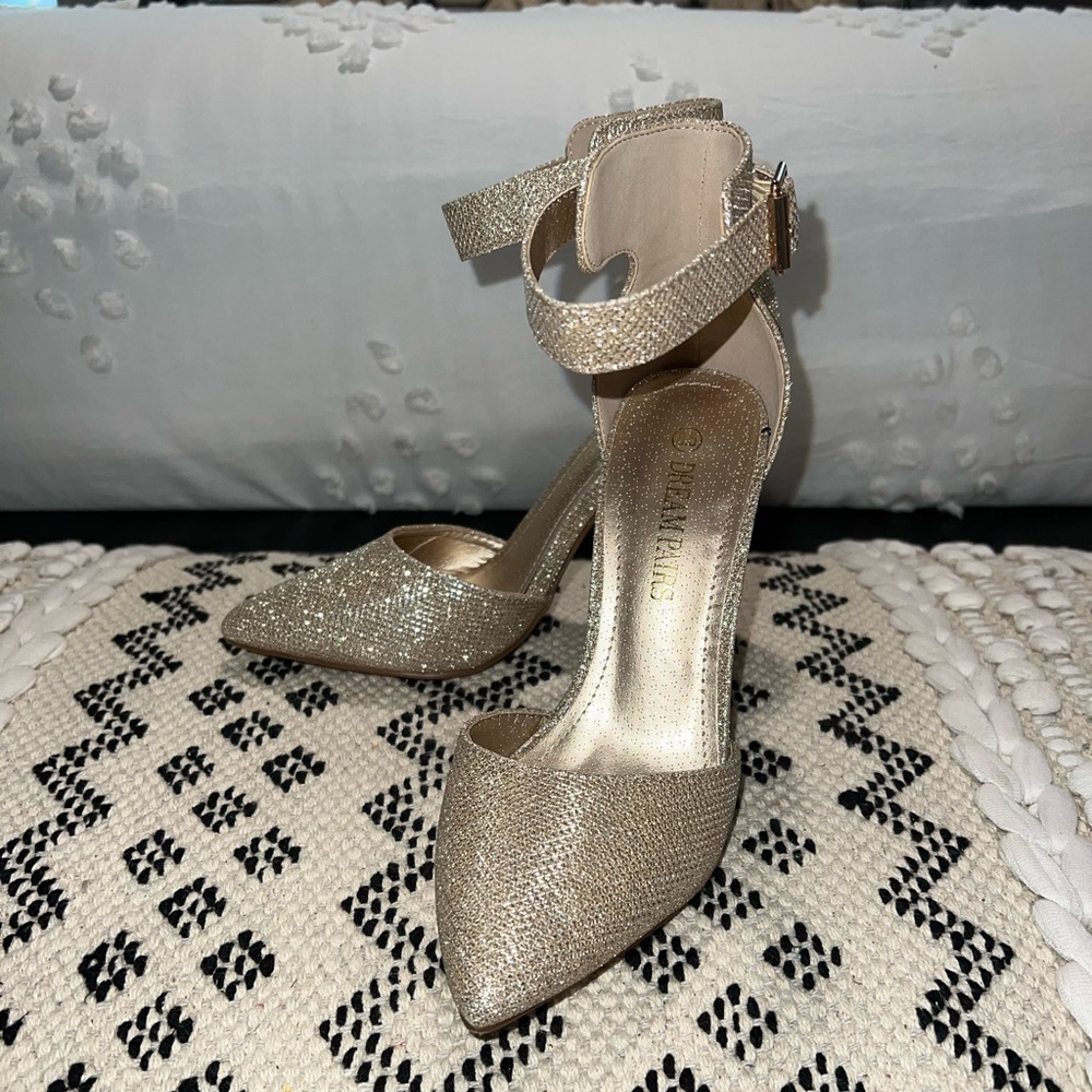 ✨GOLD HEELS✨